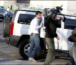 L'envoyé spécial Adrien Lemaître accueille les finalistes à Paris devant les caméras de TF1 (9 avril 2010 à Paris)