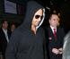 David Charvet se protège des paparazzis à son arrivée à Roissy (9 avril 2010 à Paris)