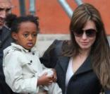 Angelina Jolie et Brad Pitt sont à benise avec leurs enfants.
