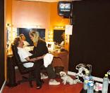 Johnny et Laeticia Hallyday avec leur bichon maltais Lucas en juillet 1999, à Vichy. 