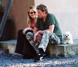 Johnny et Laeticia Hallyday avec leur bichon maltais Lucas à Vichy en juillet 2000<br />