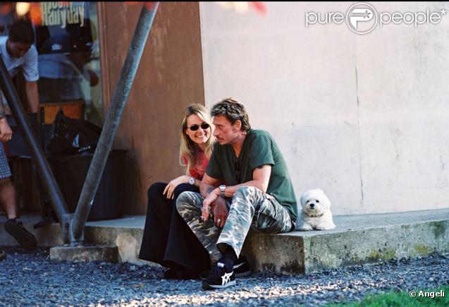 Johnny et Laeticia Hallyday avec leur bichon maltais Lucas à Vichy en juillet 2000 