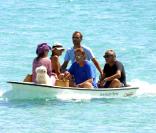 Johnny et Laeticia Hallyday avec Lucas, leur bichon maltais, et Michel et Anne-Marie Sardou, en Corse en août 2001