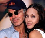 Avant de former l'un des couples les plus mythiques de la sphère people avec le beau Brad Pitt, Angelina Jolie vivait une histoire trash et passionnée avec le grand Billy Bob Thornton ! 