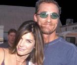 Avant de filer le parfait amour avec sa belle Camila Alves - avec laquelle il a eu deux enfants Levi, 1 ans et demi, et Vida, 3 mois -, le très musclé Matthew McConaughey a vécu une petite idylle avec Sandra Bullock de 1996 à 1998.  
