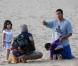 Adam Sandler abandonne la belle Jennifer Aniston pour... deux adorables brunettes !