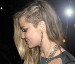 La bombe Carmen Electra a également franchi le pas, et s'est rasé un bout de la tête ! 
