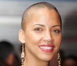 La sublime Noémie Lenoir, presque rasée à blanc... 