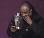 Stevie Wonder aux Victoires de la musiques reçoit un prix d'honneur des mains de Charles Aznavour, à Paris, le 6 mars 2010 !