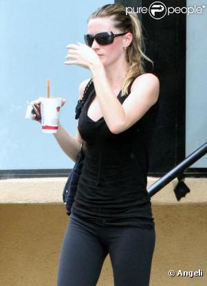 Gisele Bündchen à la sortie de sa salle de sports. Le 20 avril 2010