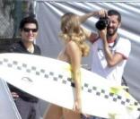 Gisele Bündchen sur la plage, en train de tourner un nouveau spot de pub...
