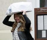 Rebecca Gayheart fait du shopping à Los Angeles et n'a trouvé que ses sacs pour se protéger de la pluie le 20 avril 2010