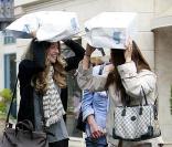 Rebecca Gayheart fait du shopping à Los Angeles et n'a trouvé que ses sacs pour se protéger de la pluie le 20 avril 2010