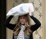 Rebecca Gayheart fait du shopping à Los Angeles et n'a trouvé que ses sacs pour se protéger de la pluie le 20 avril 2010