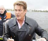David Hasselhoff fait joujou avec une bouée rouge comme au bon vieux temps, à Hambourg, le 21 avril 2010 !