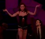 Capture d'écran de la séquence dans laquelle Vanessa Williams se dénude en chantant et dansant.