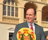 Le Prince Albert II de Monaco devant son gâteau d'anniversaire