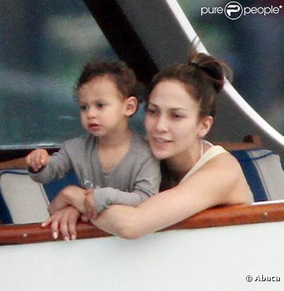Jennifer Lopez avec son fils Max dans les bras, et la petite Emme non loin, dans un bateau au large de Miami