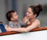 Jennifer Lopez avec son fils Max dans les bras, et la petite Emme non loin, dans un bateau au large de Miami
