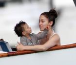 Jennifer Lopez avec son fils Max dans les bras, et la petite Emme non loin, dans un bateau au large de Miami