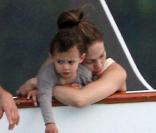 Jennifer Lopez avec son fils Max dans les bras, et la petite Emme non loin, dans un bateau au large de Miami