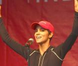 Halle Berry lors de la 13ème marche annuelle Revlon pour les femmes à Time Square à New York le 1er mai 2010