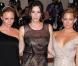 Stella mcCartney, Liv Tyler et Kate Hudson au MET Ball à New York le 3 mai 2010