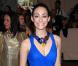 Emmy Rossum dans une robe bleu ardent signée Kenneth Cole. 