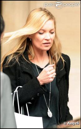 Kate Moss à Londres le 6 mai 2010 en pleine séance shopping