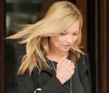 Kate Moss à Londres le 6 mai 2010 en pleine séance shopping
