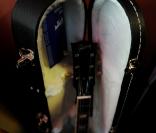 La soirée de ventes aux enchères caritatives au profit des sinistrés de Haïti, le 6 mai 2010 à New York : la guitare de Bob Dylan 