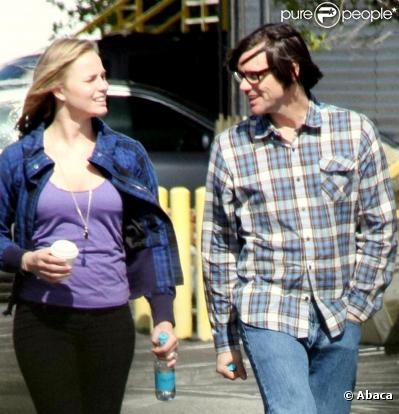 Jim Carrey, en compagnie d'une jolie inconnue, dans les rues de Los Angeles, il y a quelques jours. A-t-il déjà oublié sa petite amie de longue date, Jenny McCarthy, de qui il est séparé depuis quelques semaines à peine ?