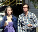 Jim Carrey, en compagnie d'une jolie inconnue, dans les rues de Los Angeles, il y a quelques jours. A-t-il déjà oublié sa petite amie de longue date, Jenny McCarthy, de qui il est séparé depuis quelques semaines à peine ?