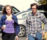 Jim Carrey, en compagnie d'une jolie inconnue, dans les rues de Los Angeles, il y a quelques jours. A-t-il déjà oublié sa petite amie de longue date, Jenny McCarthy, de qui il est séparé depuis quelques semaines à peine ?