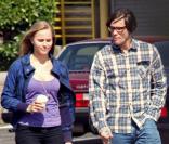 Jim Carrey, en compagnie d'une jolie inconnue, dans les rues de Los Angeles, il y a quelques jours. A-t-il déjà oublié sa petite amie de longue date, Jenny McCarthy, de qui il est séparé depuis quelques semaines à peine ?