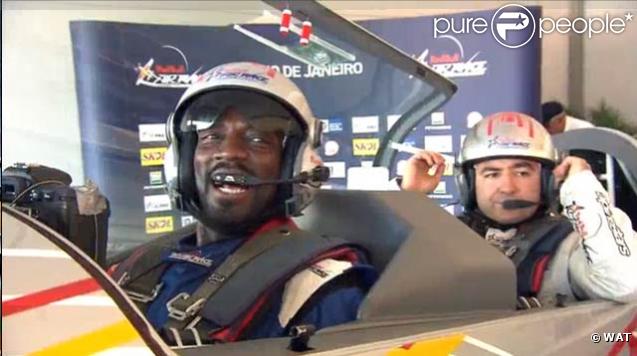 Marco Prince participe à la compétition Red Bull Air Race, à Rio. 8/05/2010