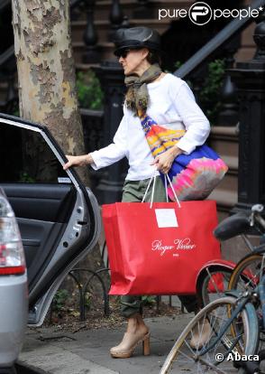 Sarah Jessica Parker très lookée à la sortie de son appartement à New York le 14 mai 2010  