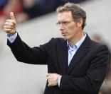 Successeur de Raymond Domenech à la tête de l'équipe de France, Laurent Blanc touchera 225% du salaire de son prédécesseur !