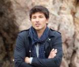 Andres Velencoso sur la plage de Tossa, en plein tournage d'un show tv