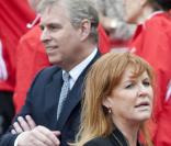 Sarah Ferguson, piégée par une caméra cachée, a cherché à monnayer un accès privilégié à son ex-époux Andrew ! En mai 2010, le scandale éclate...