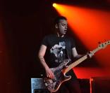 Muse en concert privé au Casino de Paris, le 25 mai 2010. Ici CHristopher Wolstenholme 