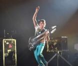 Muse en concert privé au Casino de Paris, le 25 mai 2010. Matthew Bellamy et sa guitare à deux branches, une Manson. 