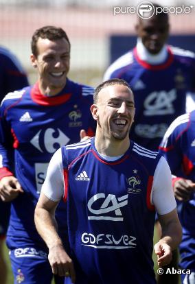 Franck Ribéry s'est envolé pour la Tunisie avec l'équipe de France avec sa femme Wahiba et leurs deux enfants.