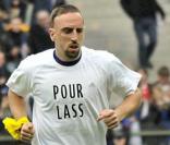 Franck Ribéry s'est envolé pour la Tunisie avec l'équipe de France avec sa femme Wahiba et leurs deux enfants.