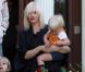Gwen Stefani, Gavin Rossdale, Zuma et Kingston vont chez des amis pour un barbecue, à West Hollywood. Mai 2010