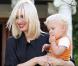 Gwen Stefani, Gavin Rossdale, Zuma et Kingston vont chez des amis pour un barbecue, à West Hollywood. Mai 2010