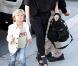 Gwen Stefani, Gavin Rossdale, Zuma et Kingston vont chez des amis pour un barbecue, à West Hollywood. Mai 2010