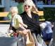 Gwen, Gavin et leurs deux bouts d'chou vont faire du shopping, puis se rendent au parc, à Malibu. Mai 2010