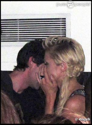 Paris Hilton et Adrien Brody, très proches lors de la soirée Fuck Me i'M Famous au Baoli à Cannes lors du 63e Festival de Cannes le 19 mai 2010