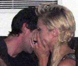 Paris Hilton et Adrien Brody, très proches lors de la soirée Fuck Me i\'M Famous au Baoli à Cannes lors du 63e Festival de Cannes le 19 mai 2010